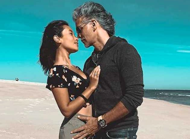 पत्नी अंकिता कोंवर को किस करते हुए वायरल हुए मिलिंद सोमन की तस्वीर, फैंस कर रहे जमकर तारीफ - milind soman kiss wife ankita photo viral on social media