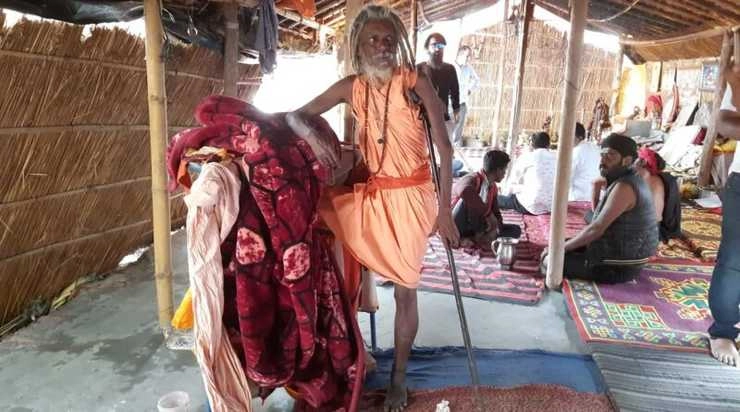 Khadeshwari Maharaj | हरिद्वार महाकुंभ : मिलिए खड़ेश्वरी महाराज से, जो 25 सालों से खड़े होकर कर रहे हैं मौन हठ साधना