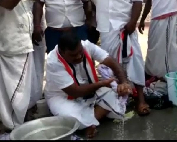 वोट के लिए कुछ भी करूंगा! लोगों के कपड़े धोने बैठ गए नेताजी...(वीडियो) - AIADMK candidate washing clothes