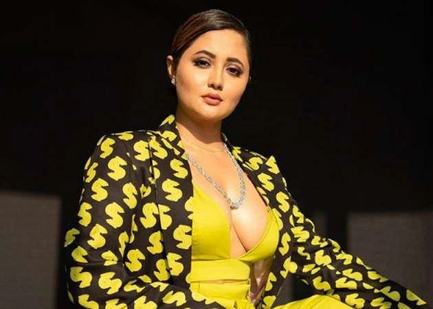 रश्मि देसाई की लेटेस्ट तस्वीरों ने इंटरनेट पर मचाया तहलका, हॉट अदाओं से ढाया कहर - rashami desai hot photos in yellow black suit goes viral