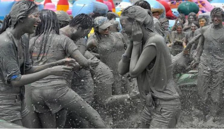 क्‍या आज जानते हैं इजरायल, स्‍पेन, इटली और कोरिया में कैसे मनती है होली? - Mud race festival