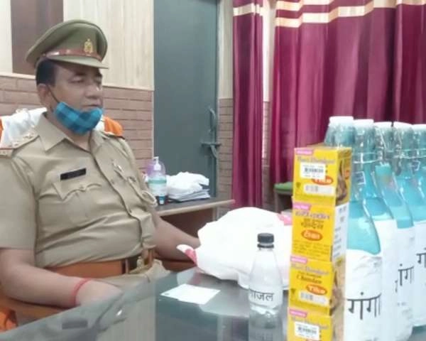 OMG! थाने में इंस्पेक्टर चंदन का टीका लगाकर बांट रहे हैं गंगाजल - Ganga jal distributed in Nochandi police station in Meerut
