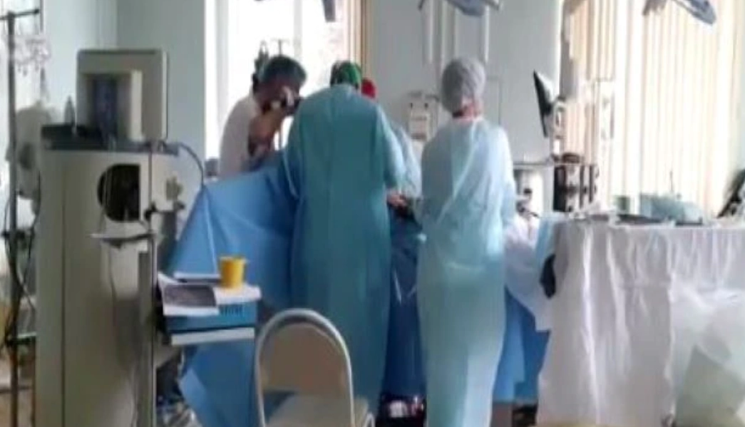 मरीज का ऑपरेशन चल रहा था, उसी वक्‍त अस्‍पताल में लग गई आग और फ‍िर...! - Doctor, Russia, fire in hospital