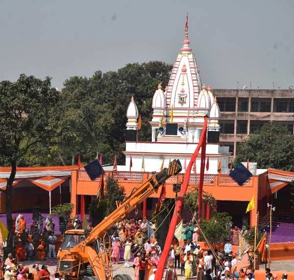 हरिद्वार कुंभ में कथा-प्रवचनों का दौर शुरू, धर्मध्वजाएं भी हो रहीं स्थापित - Haridwar Kumbh Mela 2021 News in Hindi
