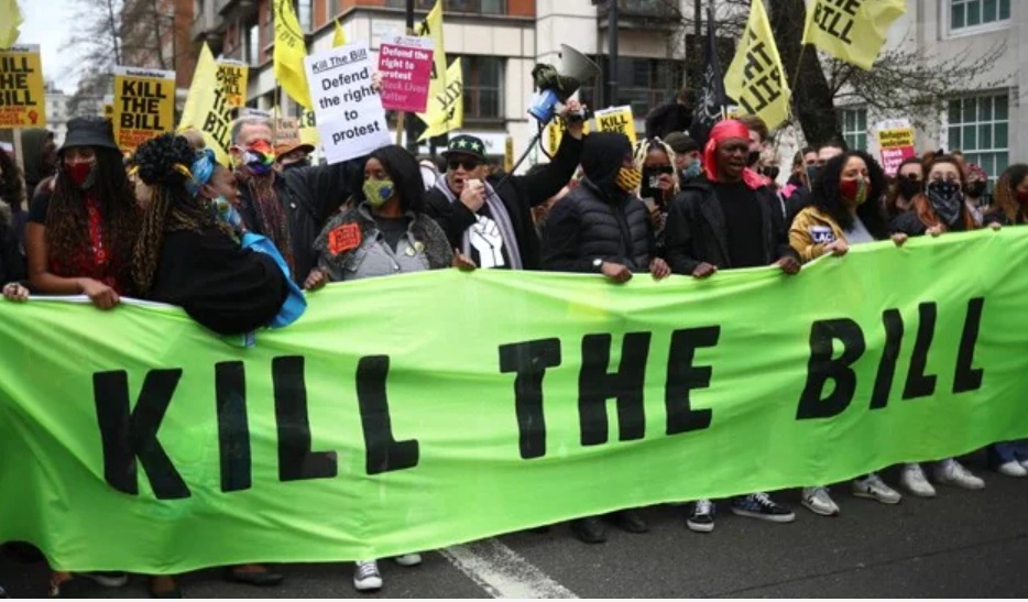 Kill the bill: ‘किल द बिल’ हुआ हिंसक, 107 प्रदर्शनकारी गिरफ्तार - Kill the bill, Britain, protest