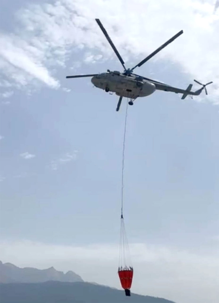 MI-17 हेलीकाप्टर ने टिहरी झील के पानी से बुझाई उत्तराखंड के जंगलों में लगी आग - Mi-17  Helicopter fire in uttarakhand forest