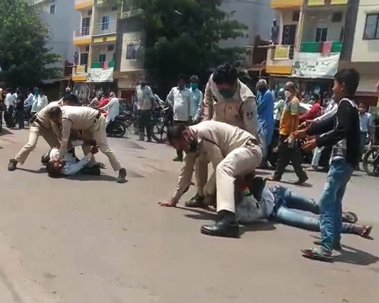 स्वच्छता में नंबर 1 इंदौर 'मानवता' के मामले में शर्मसार - Indore : Policemen Beat Up Man Because His Mask Slipped From Nose