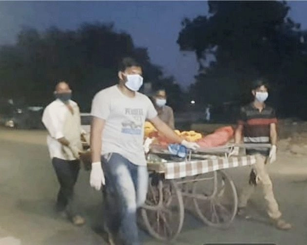 शर्मनाक, नहीं मिली एंबुलेंस, ठेले पर ले जाना पड़ा शव - Body taken for funeral in lorry in Vadodara