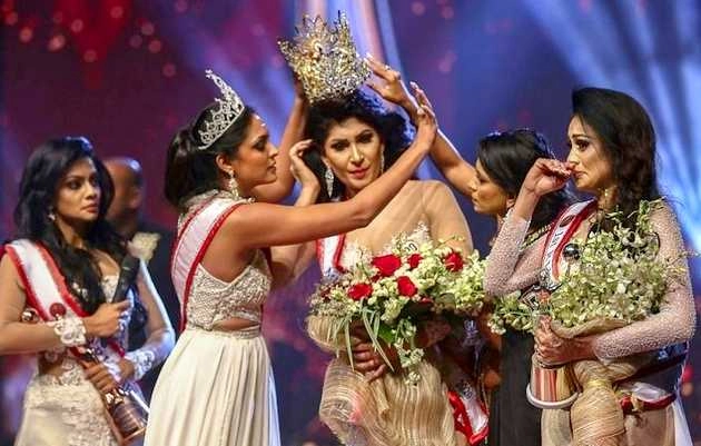 'मिसेज श्रीलंका' प्रतियोगिता के दौरान शर्मनाक घटना, जबरन उतारा मिसेज श्रीलंका का ताज, लगी चोट - mrs srilanka suffer from head injuries after mrs world steals her crown forcefully video viral