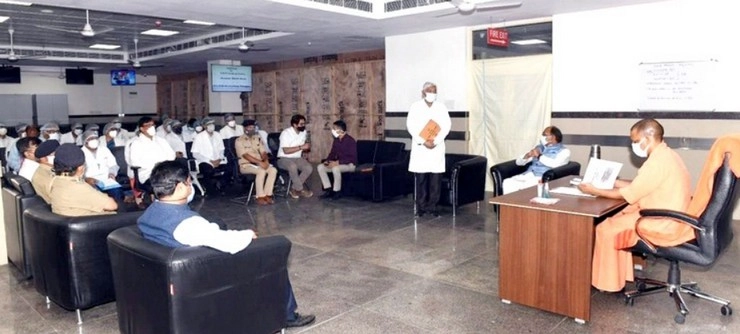 UP में सख्ती, 4 शहरों के ऑफिसों में 50 फीसदी कर्मचारी ही कर पाएंगे काम - Chief Minister Yogi issued strict guidelines regarding coronavirus in Uttar Pradesh