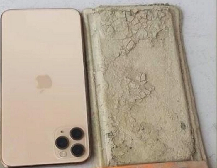 एक साल तक झील में डूबे रहने के बाद फिर चलने लगा iPhone - iPhone recovered from Taiwan lake after biggest drought in 50 years
