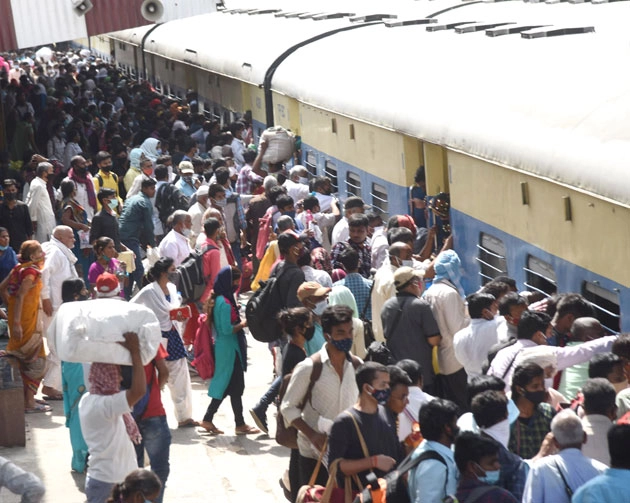 महाराष्‍ट्र में ‘कर्फ्यू’ के बाद स्टेशन पर उमड़ी भीड़, मध्य रेलवे की लोगों से अपील