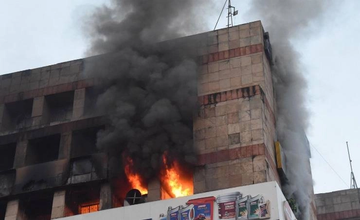 दिल्ली में केंद्रीय राजस्व भवन में आग लगी - Central Revenue Building in Delhi caught fire