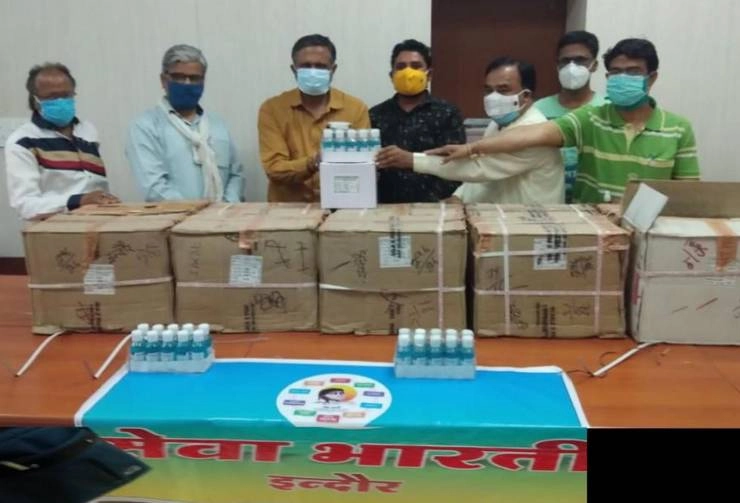 Indore : सेवाभारती ने सफाईकर्मियों को बांटी 2250 सेनेटाइजर की बोतलें - Seva bharti sanitizer indore
