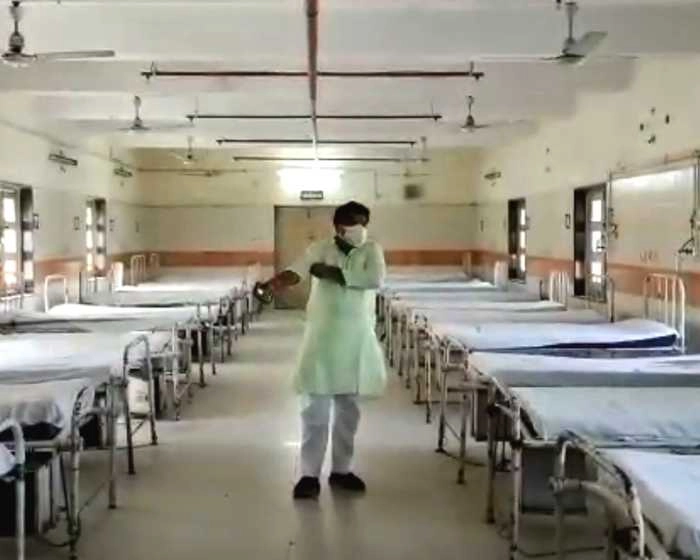 अस्पतालों में बेड खाली और मरीज एक अस्पताल से दूसरे अस्पताल भटक रहे हैं... - Corona in Indore