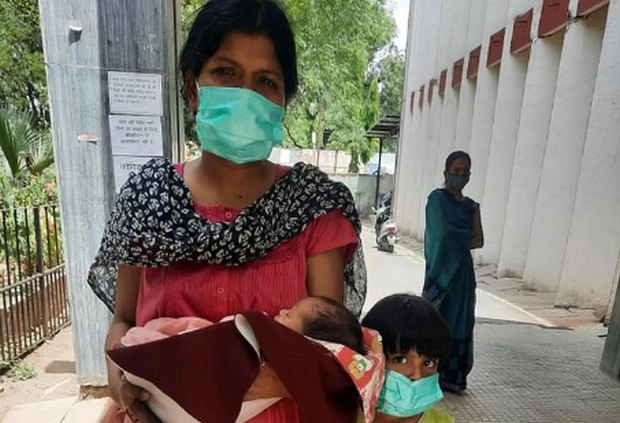 Indore : 14 दिन की कोरोना संक्रमित बच्ची को मिली अस्पताल में जगह, सोशल मीडिया की मुहिम का असर - 14 day old corona infected girl found in hospital in indore
