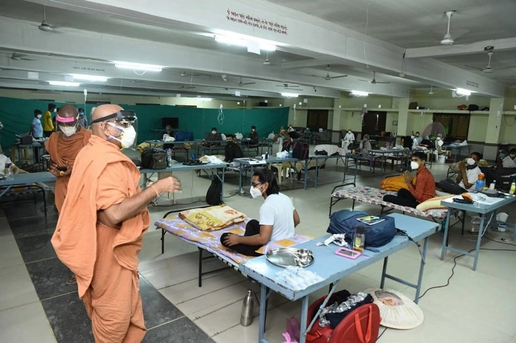 Corona से जंग : मंदिर-मस्जिद बने कोविड सेंटर, पूजा और इबादत के साथ हो रहा है रोगियों का इलाज (Photos) - Photos Of COVID-19 Centre In Vadodara