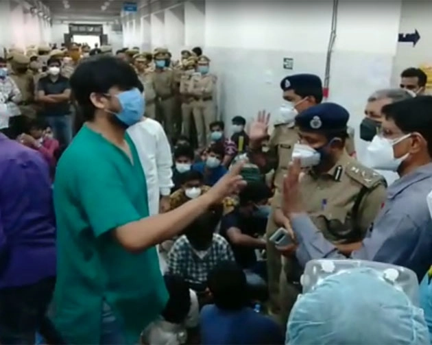 प्रयागराज के अस्पताल में डॉक्टरों और तीमारदारों में मारपीट, हड़ताल पर डॉक्टर्स, अधिकारी मनाने में जुटे - Doctors strike in Prayagraj