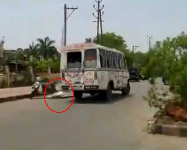 शर्मनाक! मौत का मजाक, विदिशा में एंबुलेंस से गिरा शव - Dead body fell from ambulance in Vidisha