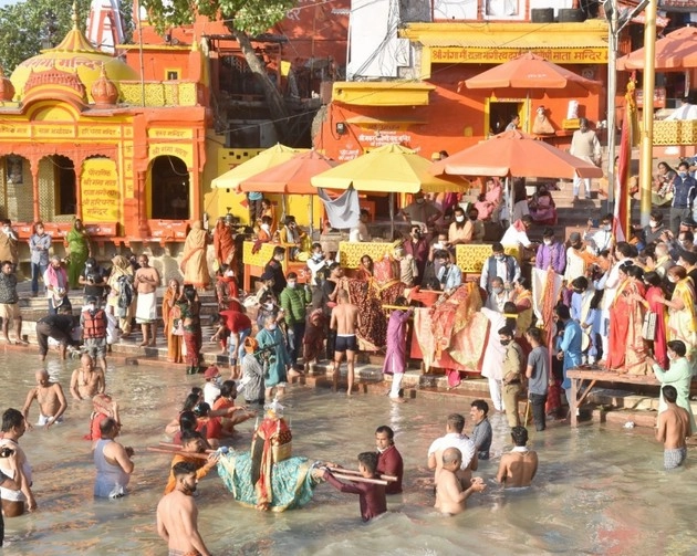 महाकुंभ के मौके पर अलौकिक देव डोलियों ने किया शाही स्नान - On the occasion of Mahakumbh, the supernatural devas took a royal bath