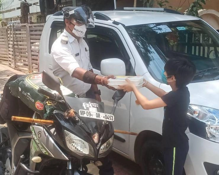 Positive news : मां हुई कोरोना पॉजिटिव तो मासूम ने छोड़ा खाना, इंदौर ट्रैफिक पुलिस के डांसिंग कॉप रंजीत ने ऐसे मनाया - Traffic Cop Ranjit Singh Indore