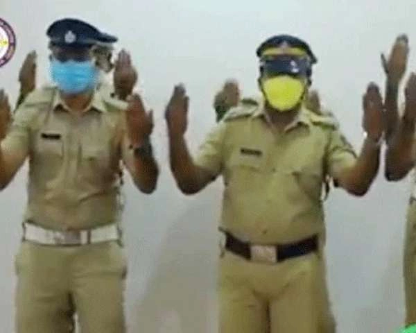 केरल की डांसिंग पुलिस, Corona काल में सिखा रही है हाथ धोने का तरीका... - Kerala Police’s Hand Washing Dance Goes Viral