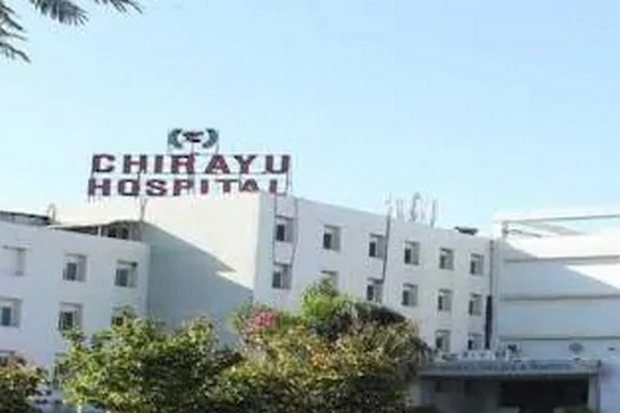 भोपाल के चिरायु अस्पताल में भर्ती 45 साल के कोरोना मरीज ने 5वीं मंजिल से लगाई छलांग - Bhopal : Corona positive homoeopath jumps to death from 5th floor of Chirayu Hospital, reason uncertain