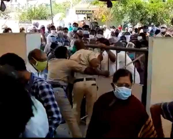 अब Vaccine के लिए आंध्रप्रदेश में उड़ीं सोशल डिस्टेंसिंग की धज्जियां - Crowd for vaccination in Andhra Pradesh