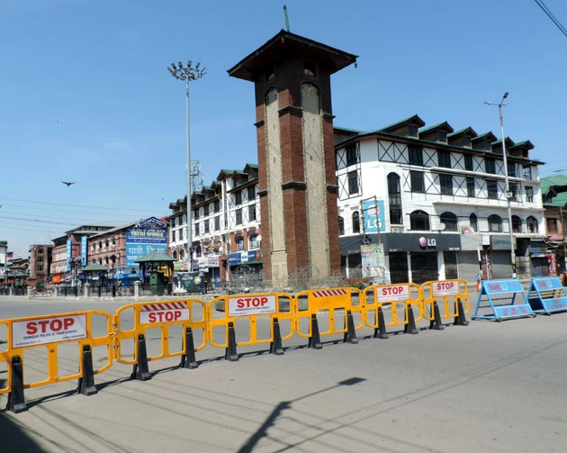 ईद की खरीदारी में Lockdown  का उल्लंघन, कश्मीर में कर्फ्यू जैसे प्रतिबंध