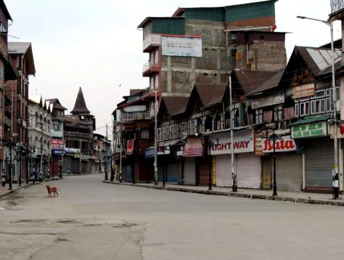 Ground Report : कश्मीर में कोई मदद करने को सड़क पर, तो कोई दर्द देने को उतरा - Kashmir Ground report in Coronatime