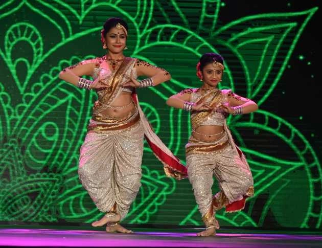Super Dancer Chapter 4 के मंच पर Supriya और Sachin Pilgaonkar ने किया लावणी डांस - super dancer chapter 4 supriya and sachin pilgaonkar performed lavani dance