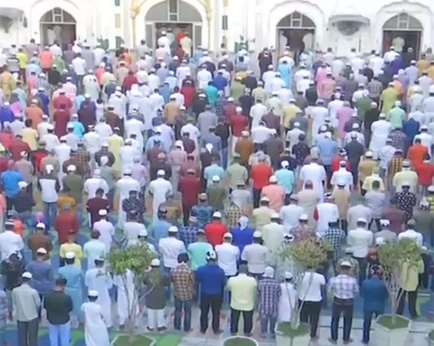 पंजाब में ईद पर नमाज के लिए उमड़ी भीड़, सोशल डिस्टेंसिंग का पालन नहीं - People gather in large numbers to offer namaz on EID