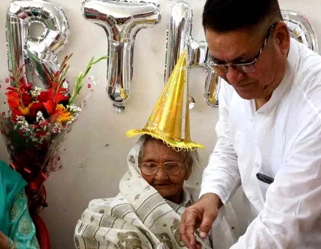 100 साल की बुजुर्ग महिला ने दी कोरोना को मात, फिर मनाया जन्मदिन...