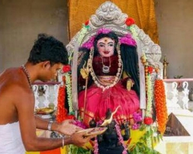 महामारी से मुक्ति दिलाएंगी 'कोरोना देवी', लोगों ने मंदिर में की 'विशेष पूजा'