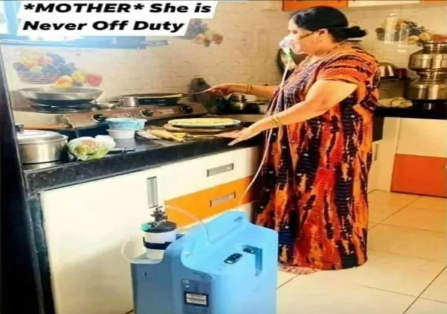 ऑक्सीजन सपोर्ट पर होने के बावजूद महिला बना रही किचन में खाना, तस्‍वीर देख सोशल मीड‍िया में फूटा गुस्‍सा