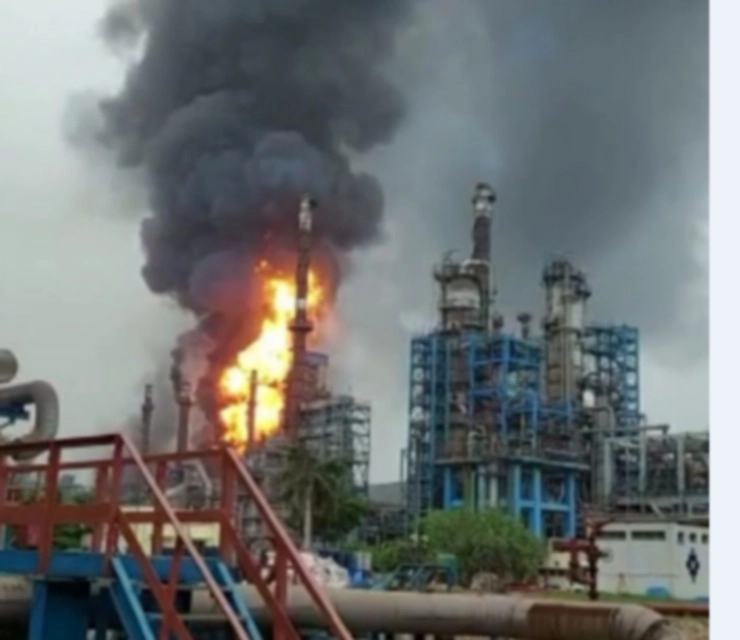 इंडियन ऑइल प्लांट में भीषण आग, 3 लोगों की मौत, 44 घायल - West Bengal : 3 killed, 44 injured in IOCs Haldia refinery fire