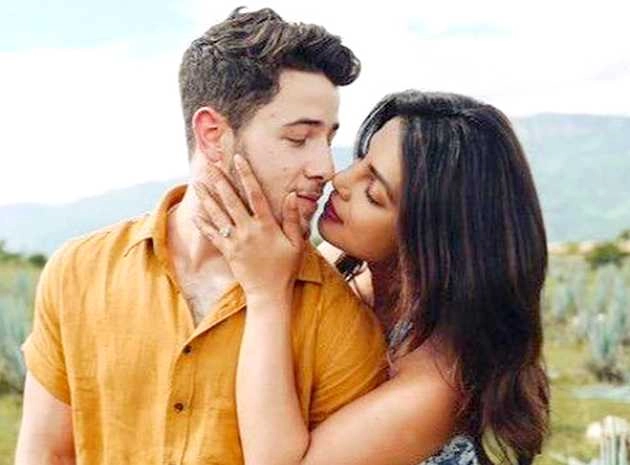 Priyanka Chopra को सता रही पति की याद, Nick Jonas की तस्वीर शेयर कर बोलीं- मेरी लिपस्टिक... - priyanka chopra shares romantic photo of nick jonas with lipstick mark
