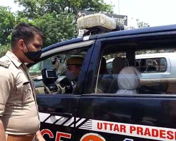 खाकी के हाथों में कलछी और प्लेट, मेरठ पुलिस की मानवीय पहल - Humanitarian initiative of Meerut Police