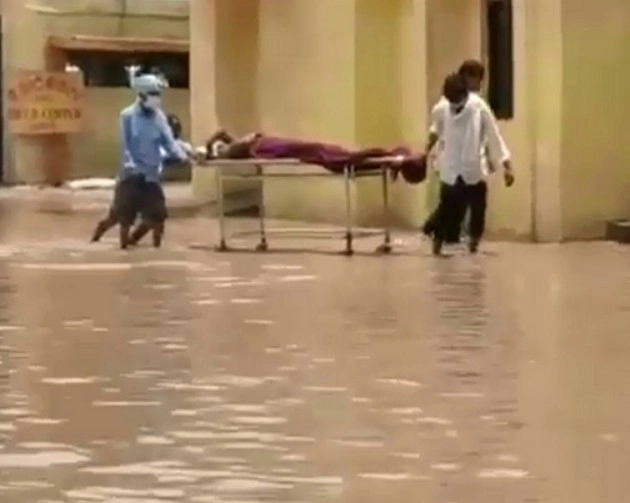 एक घंटे की बारिश में पानी-पानी हो गया गोंडा का जिला अस्पताल
