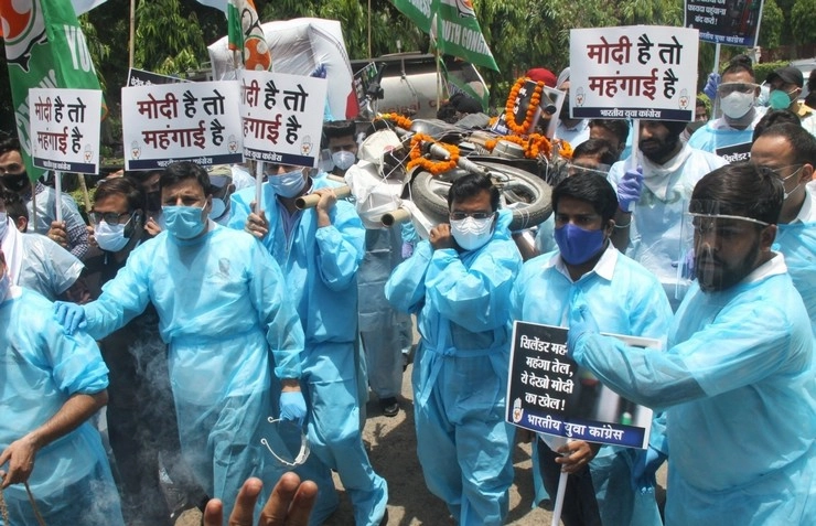 पेट्रोल-डीजल की बढ़ती कीमतों के खिलाफ सड़कों पर उतरे यूथ कांग्रेस के कार्यकर्ता, PPE किट पहनकर किया प्रदर्शन - youth congress workers protest against petrol diesel price hike