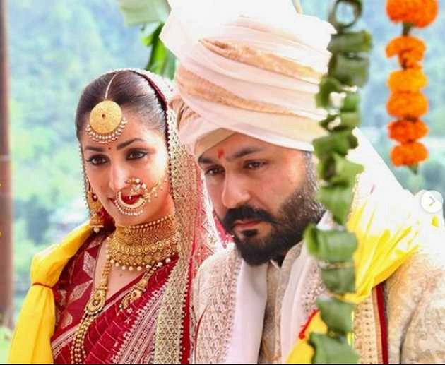 मांग में सिंदूर-गले में मंगलसूत्र पहने नजर आईं यामी गौतम, वायरल हो रहा एक्ट्रेस का शानदार लुक - yami gautam first photo after wedding viral on social media social