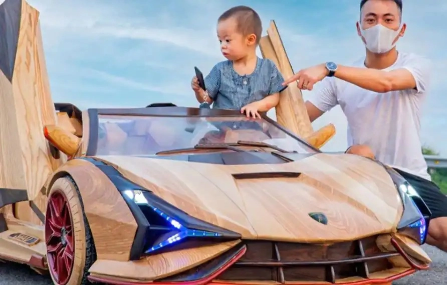 बेटे के लिए लकड़ी से बना दी 27 करोड़ वाली Electric Lamborghini, बैटरी से भरती है फर्राटे (Video) - Father Built a Wooden Electric Lamborghini for His Son