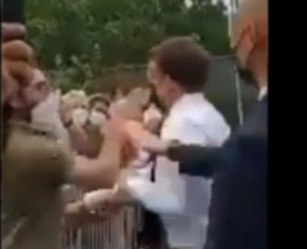 फ्रांस के राष्ट्रपति इमैनुएल मैक्रों को मारा थप्पड़, 2 गिरफ्‍तार (वीडियो)