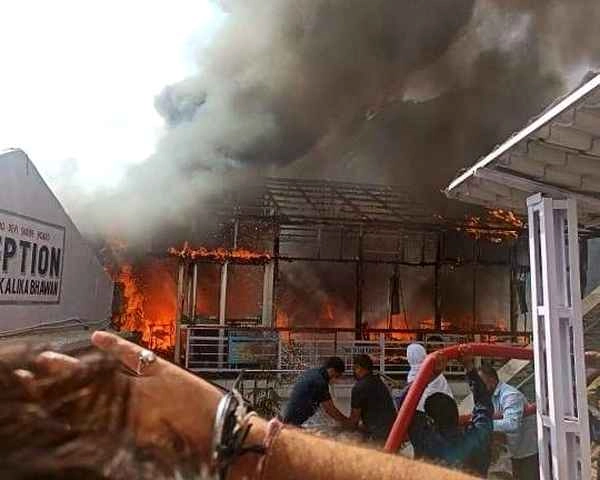 वैष्णो देवी भवन में लगी आग के बाद यात्रा रुकी, भैरो घाटी तक दिख रही थीं लपटें (फोटो) - fire at vaishno devi temple in Jammu Kashmir