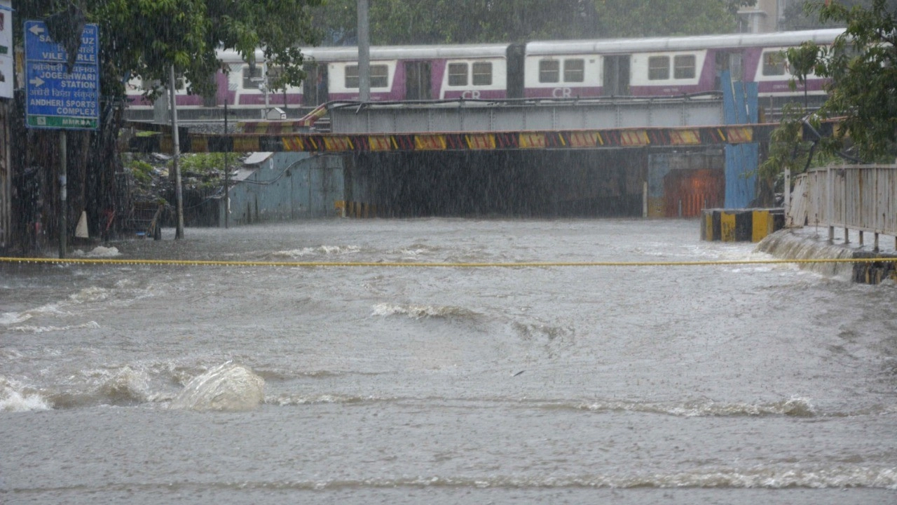 Monsoon Rain Updates : मुंबई में मानसून की दस्तक, जलभराव से आमजन परेशान, 14 राज्यों में तेज बारिश का अनुमान (Photos) - mumbai rains heavy rainfall Monsoon India Meteorological Department