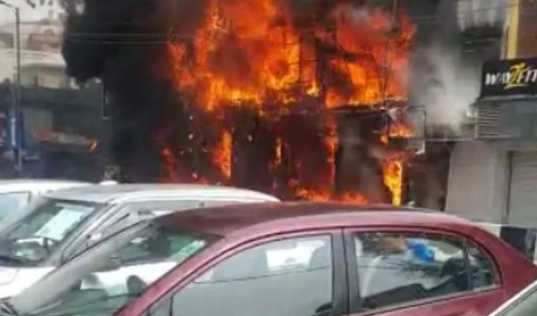 दिल्ली के लाजपत नगर मार्केट में लगी आग, 16 दमकल गाड़ियां पहुंचीं आग बुझाने