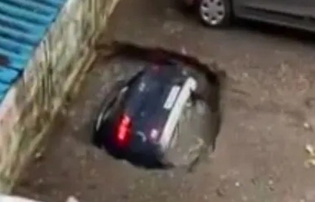 Viral : मुंबई में देखते ही देखते जमीन में समाई कार - Car Swallowed By Sinkhole At Mumbai Parking Lot After Rain