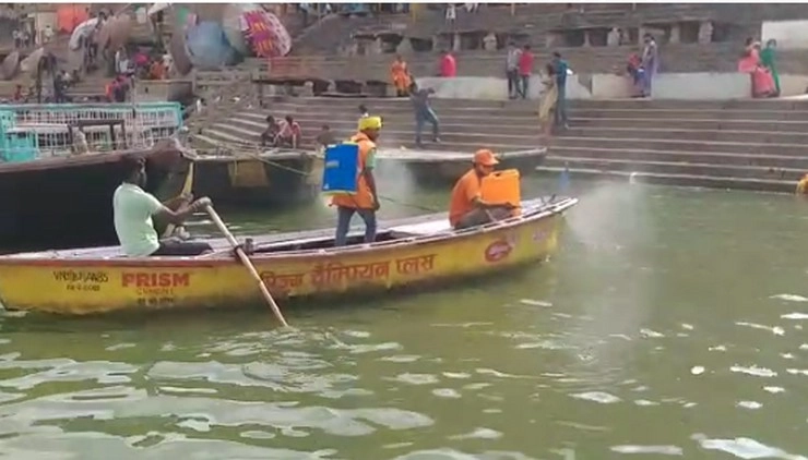 गंगा ने बदला रंग, वाराणसी में शुरू हुआ ट्रीटमेंट - Treatment of river Ganga started