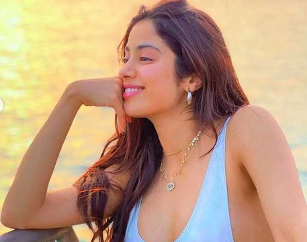 बिकिनी पहन समंदर में नहाती नजर आईं जाह्नवी कपूर, हॉट तस्वीरें वायरल - janhvi kapoor shares bikini photos viral on social media