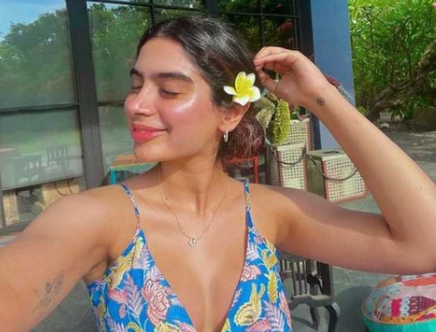 पर्पल बिकिनी में खुशी कपूर ने फ्लॉन्ट की अपनी टोन्ड बॉडी, हॉट तस्वीरें वायरल - khushi kapoor poses in purple bikini photos goes viral